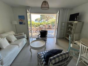 a living room with a couch and a table at APPARTEMENT Résidence RIVES D'EDEN in Sainte-Maxime