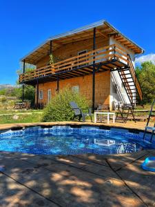 una casa con terraza sobre una piscina en Villa & Apartments Cityview Ohrid, en Ohrid