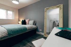 リバプールにあるPark & Relax in 1bd Central Liverpool homeのベッドルーム(ベッド1台、鏡付)