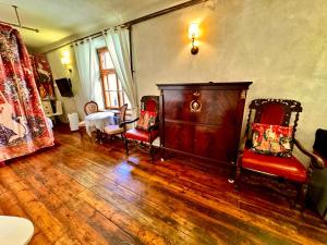 sala de estar con 2 sillas y 1 cama en Medieval unit with sauna, en Tallin