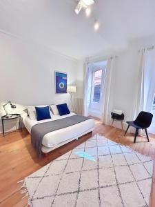 a bedroom with a large bed and a rug at L'Elegant Paradoux - 3 sdb - 2 wc - Ascenseur - Parking - Plein Centre in Toulouse +22 photos