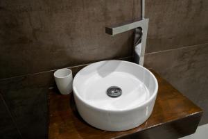 - un lavabo blanc sur un comptoir dans la salle de bains dans l'établissement Ta Cetta, à Il-Furjana