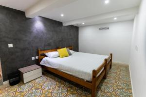 um quarto com uma cama com almofadas amarelas em Ta Cetta em Floriana