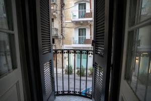 - une vue sur le balcon depuis la fenêtre dans l'établissement Ta Cetta, à Il-Furjana