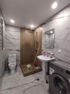 łazienka z umywalką i pralką w obiekcie Kvartira dizaynerskaya w Erywaniu