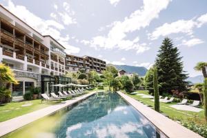 a view of the pool at the resort at Hotel Hohenwart in Schenna