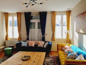a living room with a couch and a table at Le Coin Cosy in Saint-Valery-sur-Somme