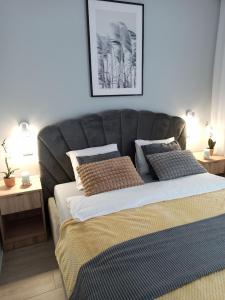a bedroom with two beds and a couch at Apartament Grabówek in Gdynia
