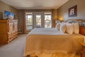 een slaapkamer met een groot bed en een raam bij Marble Canyon in Fairmont Hot Springs