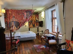 1 dormitorio con 1 cama, mesa y sillas en Medieval unit with sauna, en Tallin