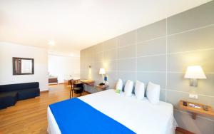 Habitación de hotel con cama grande y escritorio. en LP Equipetrol, en Santa Cruz de la Sierra