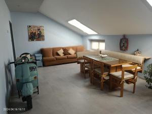 - un salon avec une table et un scooter dans l'établissement Lucà Apartments, à Saluces