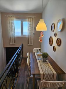 - une salle à manger avec une table et des chaises en bois dans l'établissement Apartmani Rustik Trpejca, à Trpeytsa