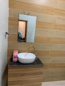 科托努的住宿－Luxe Dandji，浴室设有白色水槽和镜子