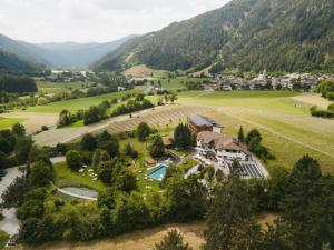 een luchtzicht op een dorp in de bergen bij Taubers Bio Vitalhotel in Chienes