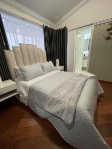 una camera da letto con un letto grande e una grande finestra di Lili’s room a Quito