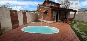 Bazén v ubytování Casa Sol&Mar com Piscina na Beira da Praia Guriri nebo v jeho okolí
