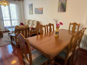 - une salle à manger avec une table et des chaises en bois dans l'établissement Triacastela Sunset Terrace, à Tríacastela