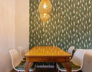 mesa de comedor con sillas y lámpara de araña en Home Sweet Home, en Rho