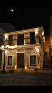 budynek z balkonem z oświetleniem w obiekcie KALAMOS PLAZA w mieście Kalamos
