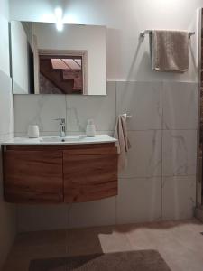 W łazience znajduje się umywalka i lustro. w obiekcie KALAMOS PLAZA w mieście Kalamos