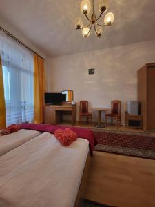 um quarto de hotel com duas camas e uma mesa e cadeiras em Pałacyk Srebrna Fala em Międzyzdroje