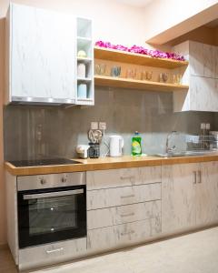 Kjøkken eller kjøkkenkrok på Kostis Luxury Apartment