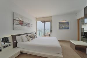 A bed or beds in a room at Villa Purpura Panoramic