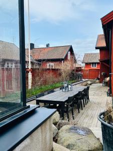 a patio with a table and chairs and buildings at Stor villa i centrala Trosa intill Trosa ån och havet in Trosa