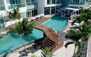 una vista aérea de una piscina en un edificio en Hilton at Resorts World Bimini en Alice Town