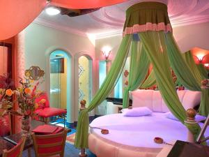 Un pat sau paturi într-o cameră la Xangai Motel by Drops