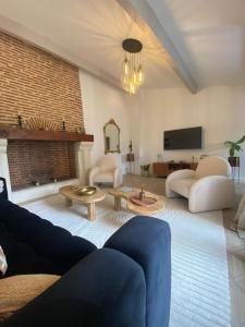 a living room with a couch and a fireplace at Bel appartement cœur de ville avec terrasses in Cahors