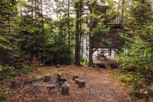 a tree house in the middle of a forest at Les Refuges Perchés Mont-Tremblant in Saint-Faustin