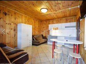 eine Küche mit Tisch und Stühlen in einem Zimmer in der Unterkunft Domki Olimp Resort Blisko Morza in Sarbinowo