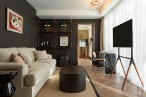 salon z kanapą i stołem w obiekcie Artizan - Design Hotel w mieście Tbilisi City