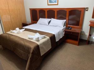 利馬的住宿－Grand Hotel Betsy，一间卧室配有一张大床和两条白色毛巾
