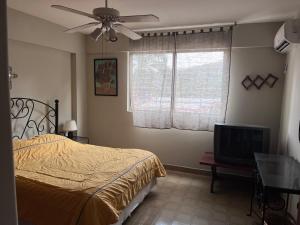 バレンシアにあるTranquilo DEPARTAMENTO SAN DIEGOのベッドルーム(ベッド1台、天井ファン、テレビ付) +17枚の写真