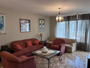 a living room with two couches and a table at TRANQUILO Y ESPACIOSO DEPARTAMENTO SAN DIEGO in Valencia