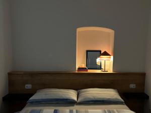 um quarto com uma cama com um espelho por cima em Hilaris em Putignano