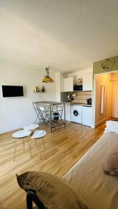 a room with a bed and a table and a kitchen at Studio port carnon in Carnon-Plage