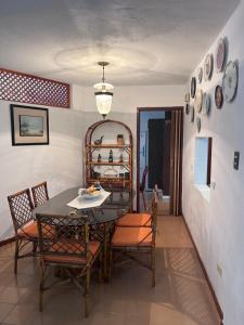 a dining room with a table and chairs at TRANQUILO Y ESPACIOSO DEPARTAMENTO AMBASSADOR in Campo de Carabobo