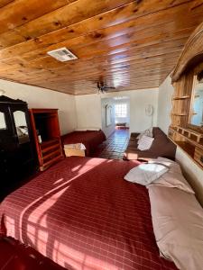 um quarto com uma cama grande num quarto em Cabaña Hacienda Victoria Jardin de Eventos 