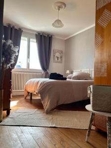 sypialnia z łóżkiem i oknem w obiekcie Maison bord de Marais proche Plage du Débarquement w mieście Auvers