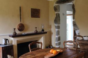 comedor con mesa y chimenea en Andriaccia en Aullène