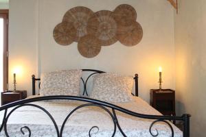 1 dormitorio con 1 cama con 2 almohadas en Andriaccia en Aullène