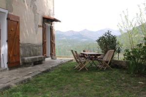 una mesa y sillas sentadas fuera de una casa en Andriaccia, en Aullène