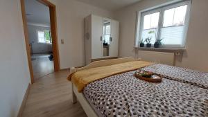 Un dormitorio con una cama con un tazón. en Ferienwohnung Mutz, en Sigmarszell
