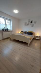 1 dormitorio con 1 cama grande en una habitación en Ferienwohnung Mutz, en Sigmarszell