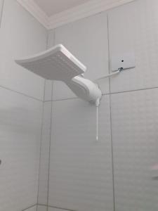 een douchekop op de muur van een badkamer bij Confiance Hotel in Crateús