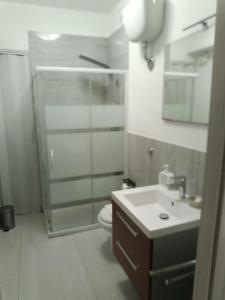 La salle de bains est pourvue d'une douche, d'un lavabo et de toilettes. dans l'établissement Sweety House, à San Giovanni Gemini